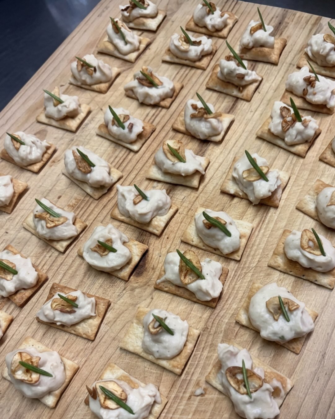 What a wonderful way to spend the afternoon. We were asked to cater the @boroatelier&rsquo;s zomerfeestje. A challenge to cook enough vegan hapjes that hit the spot for 50 people, while packing a punch, but we landed on:

Cannellini bean puree, with 