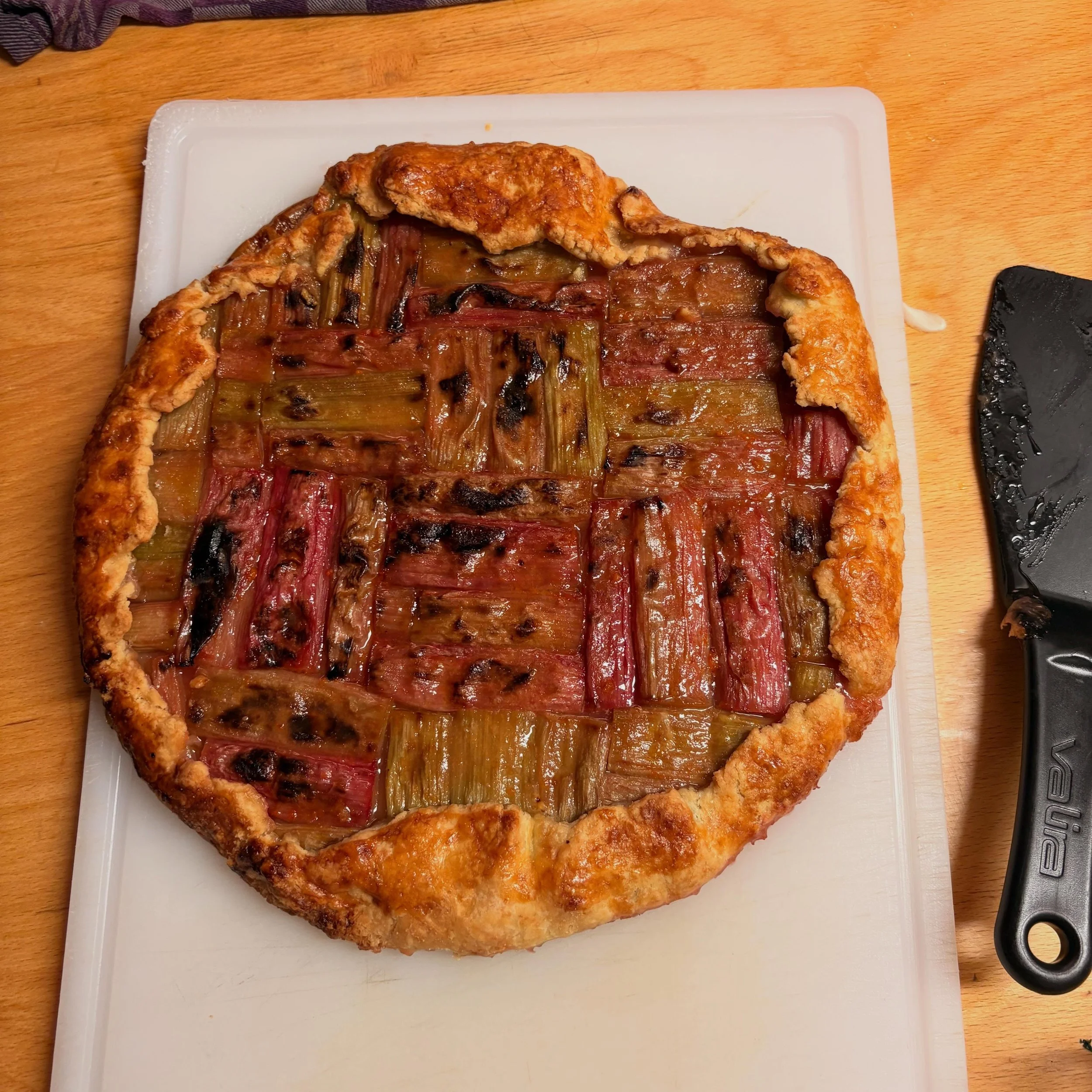 Parquet rhubarb galette for @delaurieramsterdamand a wonderful group of pipe lovers for dessert at their regular meet up. 

Done with @emcdowell&rsquo;s fool proof all buttah pastry. Served with cr&egrave;me fraiche

#cooking #rhubarbgalette #amsterd