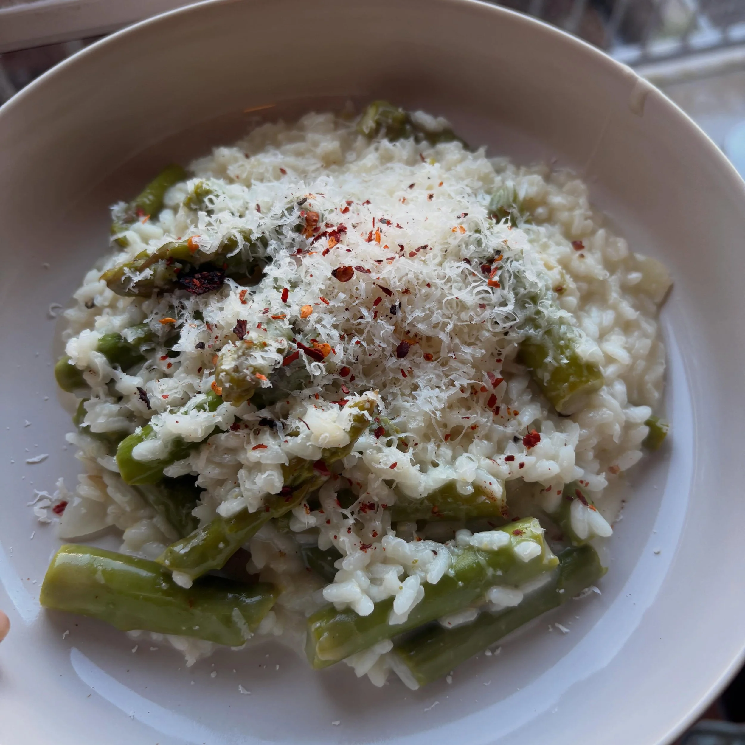 Asparagus season continues, this time riffing on @nigelslater&rsquo;s asparagus and lemon risotto from The Kitchen Diaries by doubling down on the parm, halving the lemon, and adding chilli flakes. 

#asparagusseason #amsterdameats #seasonaleating #c