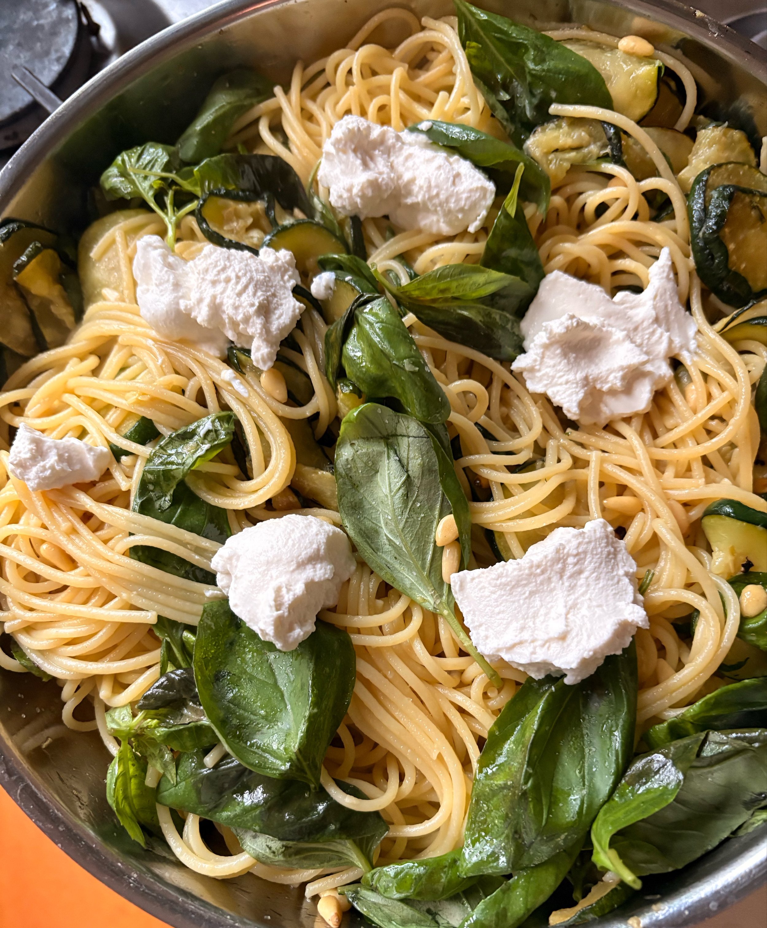 The weather is grey and dreary but this little pasta number brightened things a bit. Courgettes fried in olive oil, a bit of garlic, heaps of basil, toasted pine nuts, and a squirt of lemon juice. Oh, and ricotta 🤤