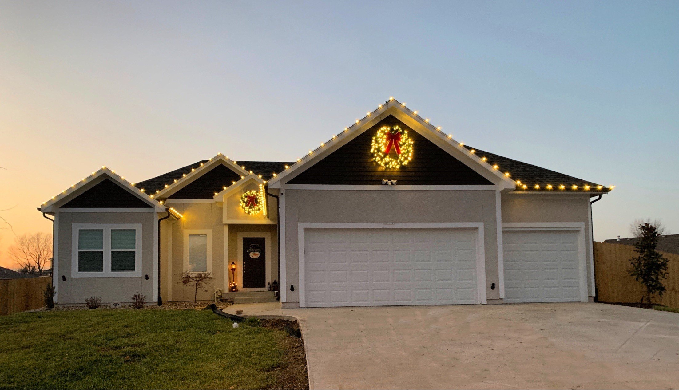 Small 2 story roofline with “Basic" roofline and wreath