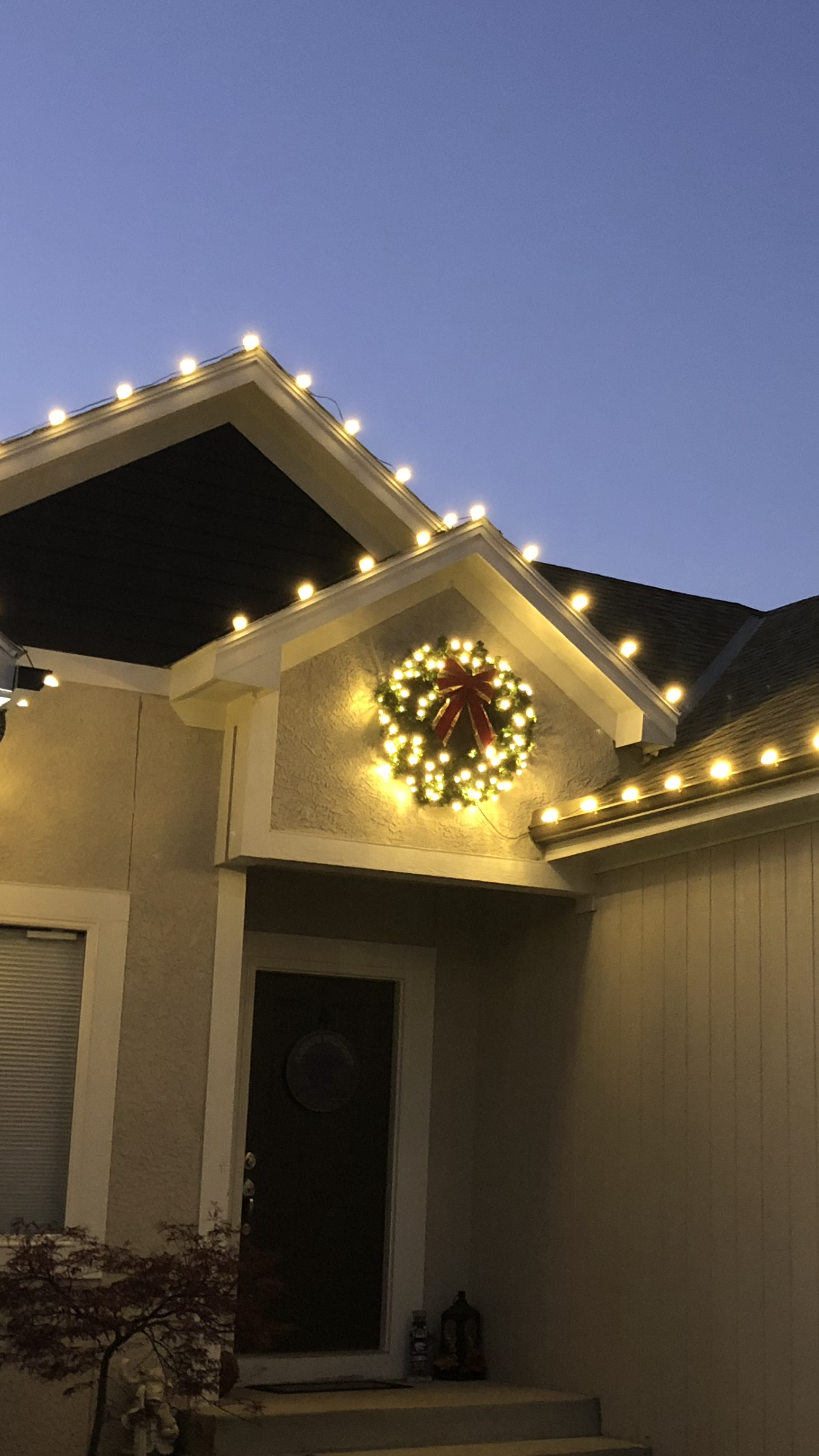 Basic roofline w/ wreaths