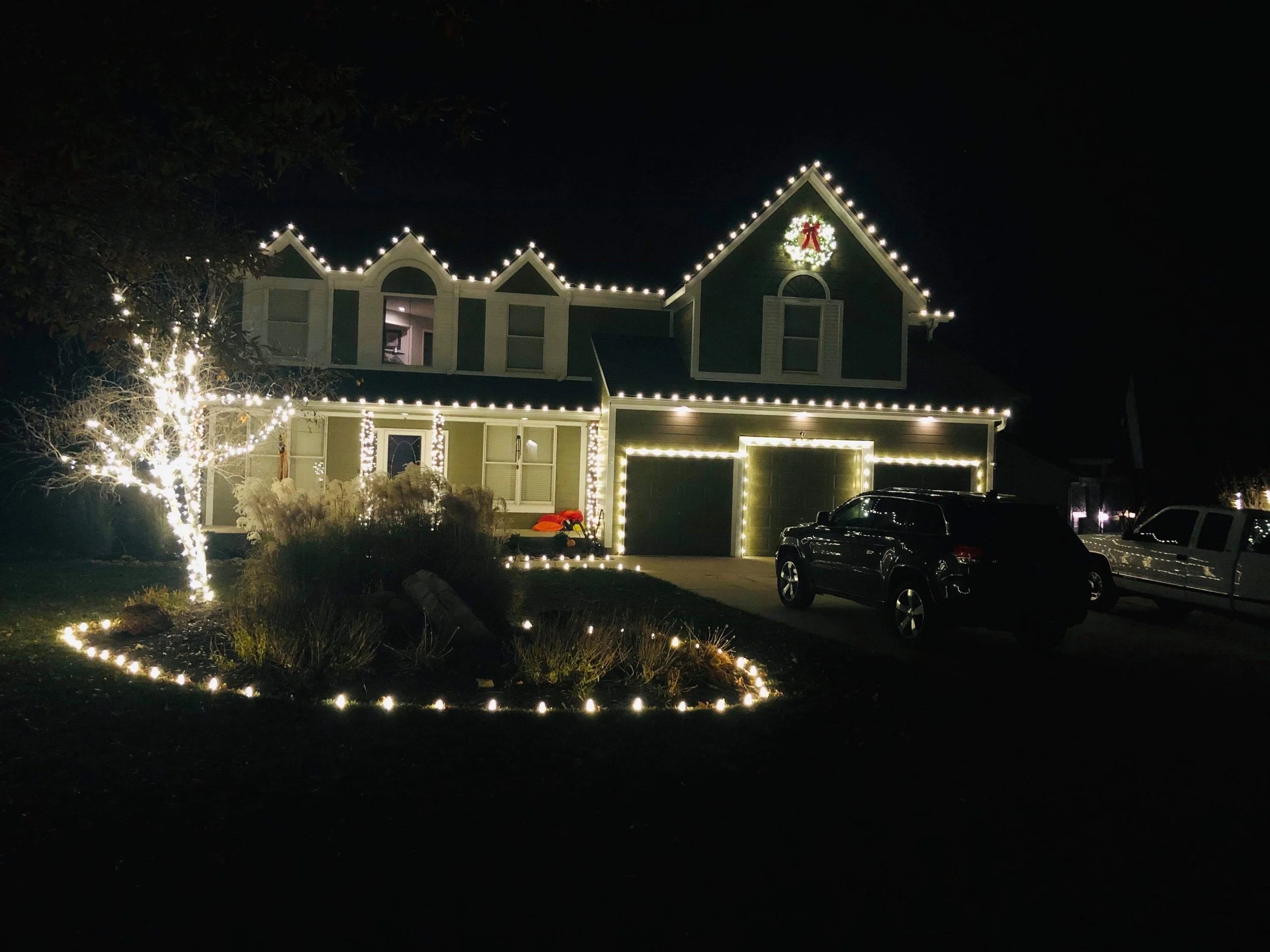 roofline with entry and sidewalk lighting features