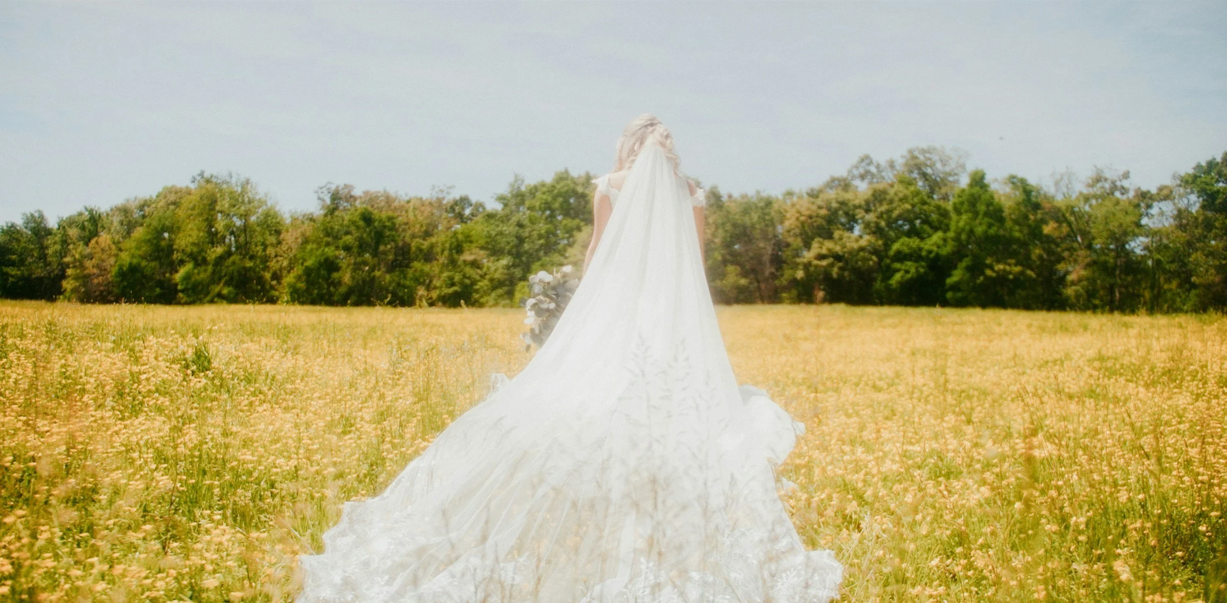 cérémonie laïque en plein air en Eure-et-Loir avec une mariée dans un champ fleuri.