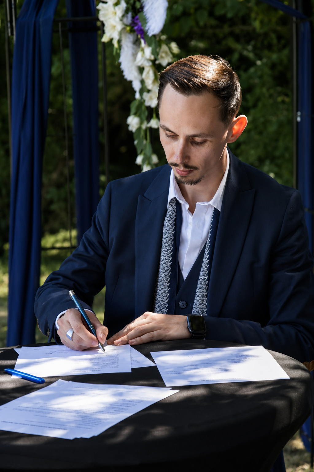Quentin GLAUD, officiant de cérémonie laïque, prépare les textes d'une cérémonie de mariage personnalisée.