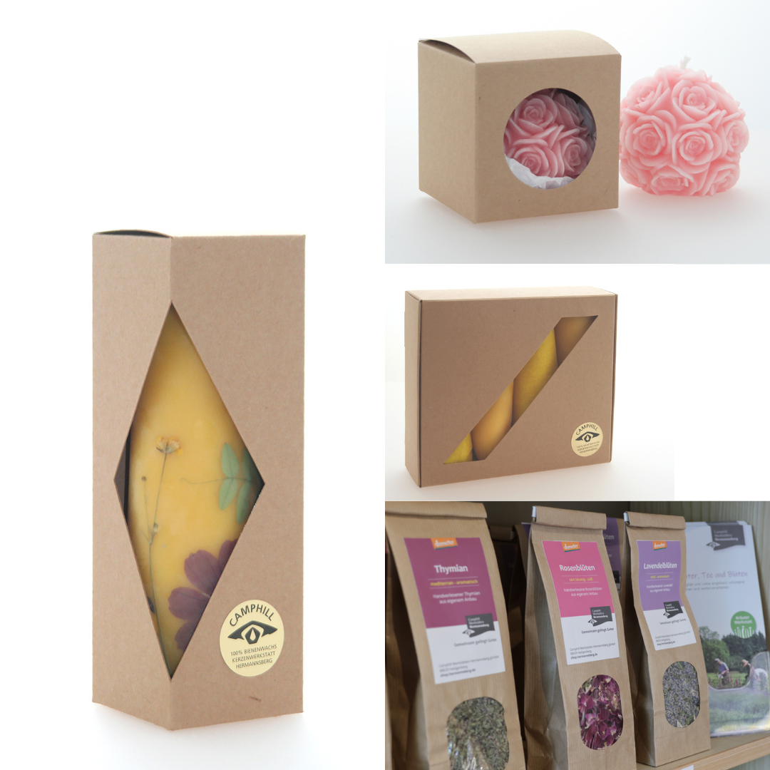 Verschiedene Produkte in kleinen Pappverpackungen, darunter eine Kerze mit Blumenmuster, eine Box mit Rosen zum Verschenken, Verpackungen mit losem Tee.
