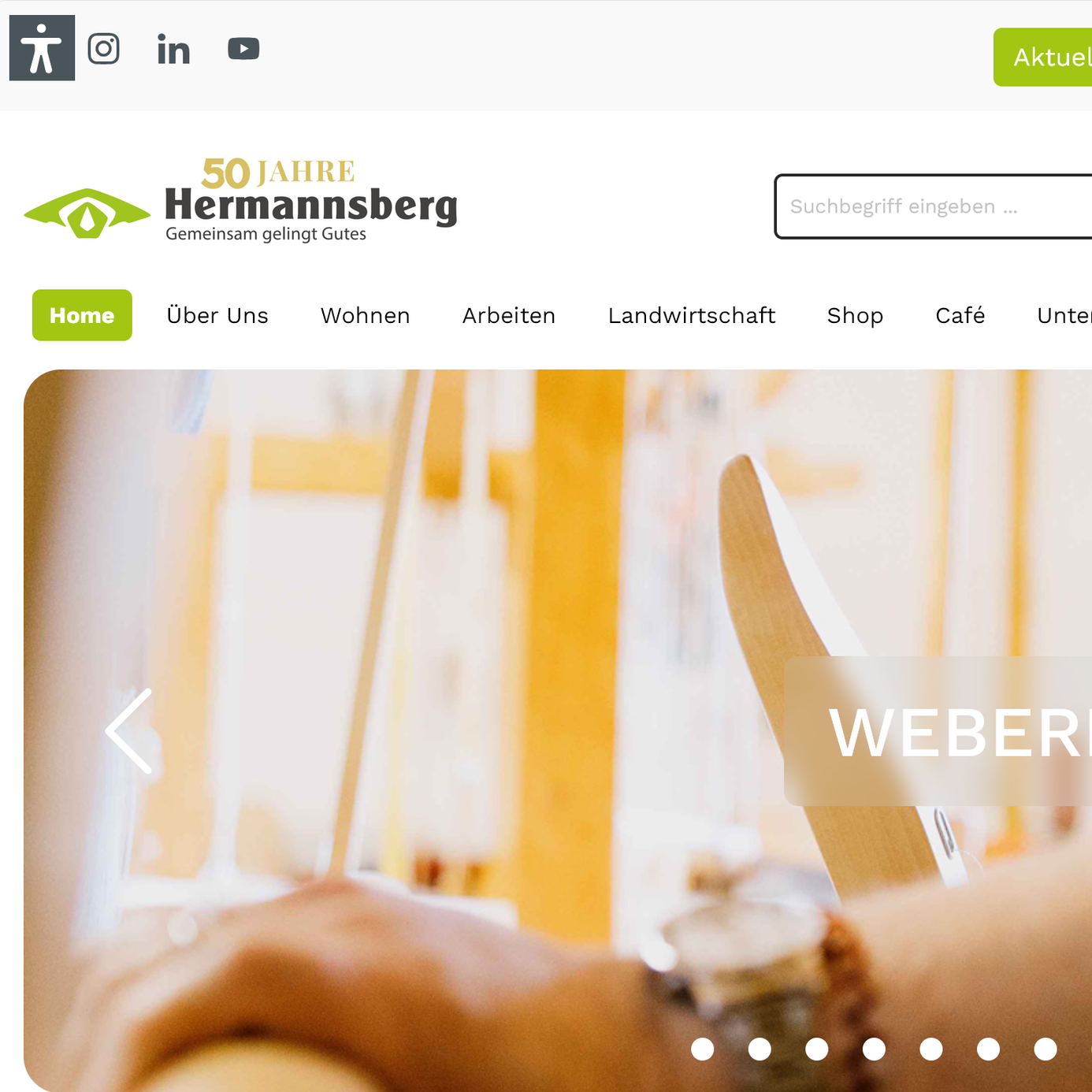 Screenshot einer Webseite zum 50-jährigen Jubiläum von Camphill Dorfgemeinschaft Hermannsberg, mit Menüleiste und wechselndem Bild im Hintergrund, das einen Webstuhl zeigt.