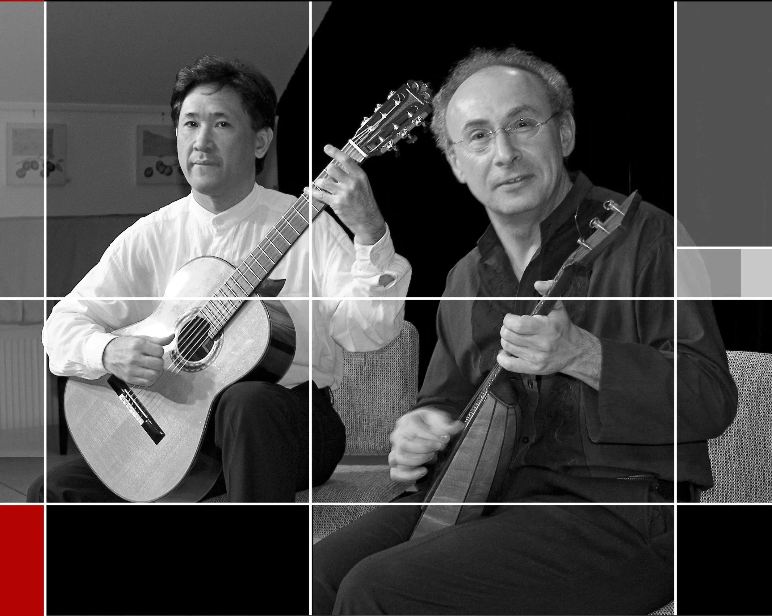Zwei Männer spielen Gitarre in einem Raum, der schwarz-weiße Fotografie. Der Mann auf der linken Seite hat dunkle Haare, trägt ein weißes Hemd und spielt eine akustische Gitarre. Der Mann auf der rechten Seite hat kurze, grau Haar, trägt eine dunkle 
