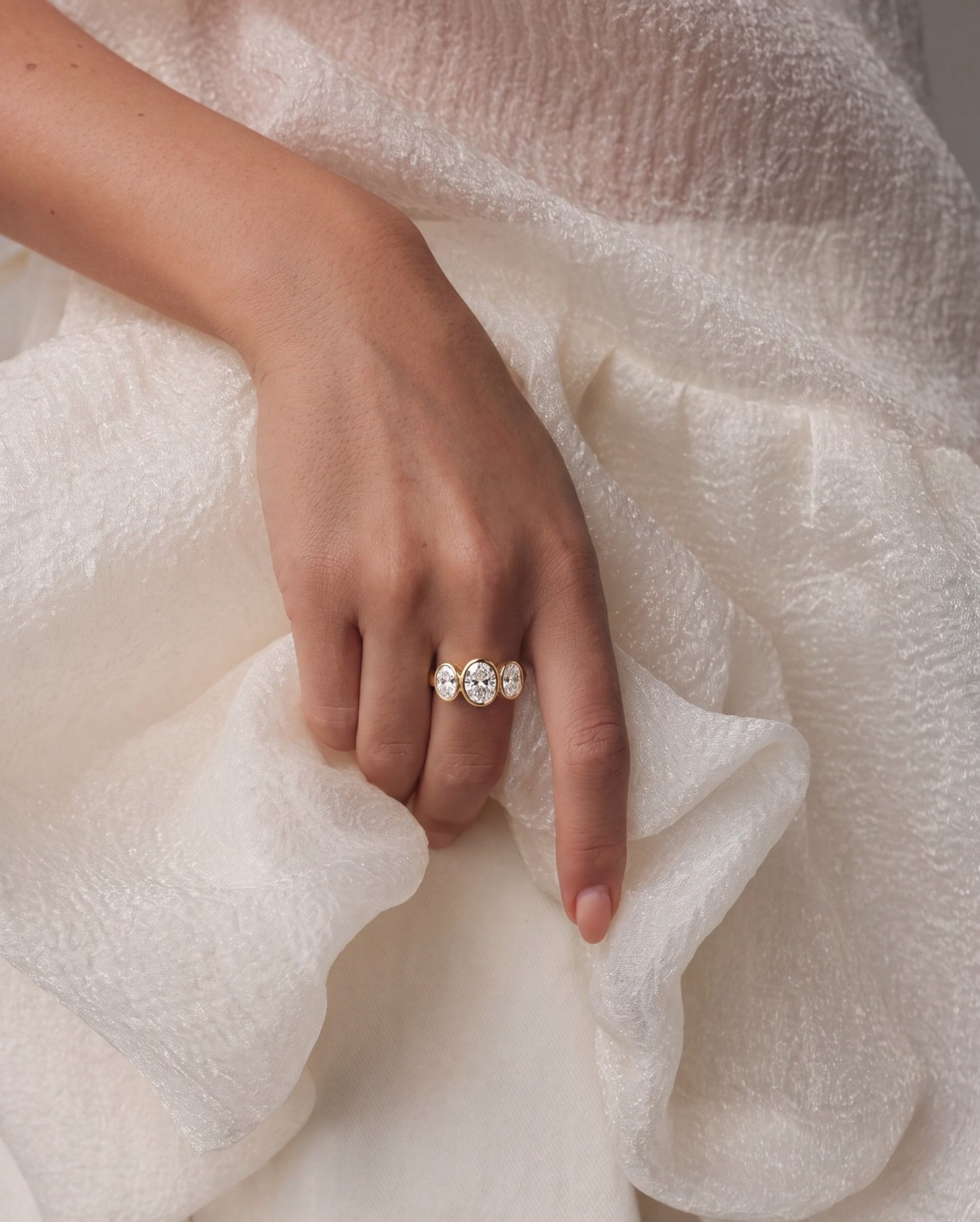 Serving oval energy 💎

ALR-19344

#oval #ovalcut #ovaldiamondring #diamondrings #bezel