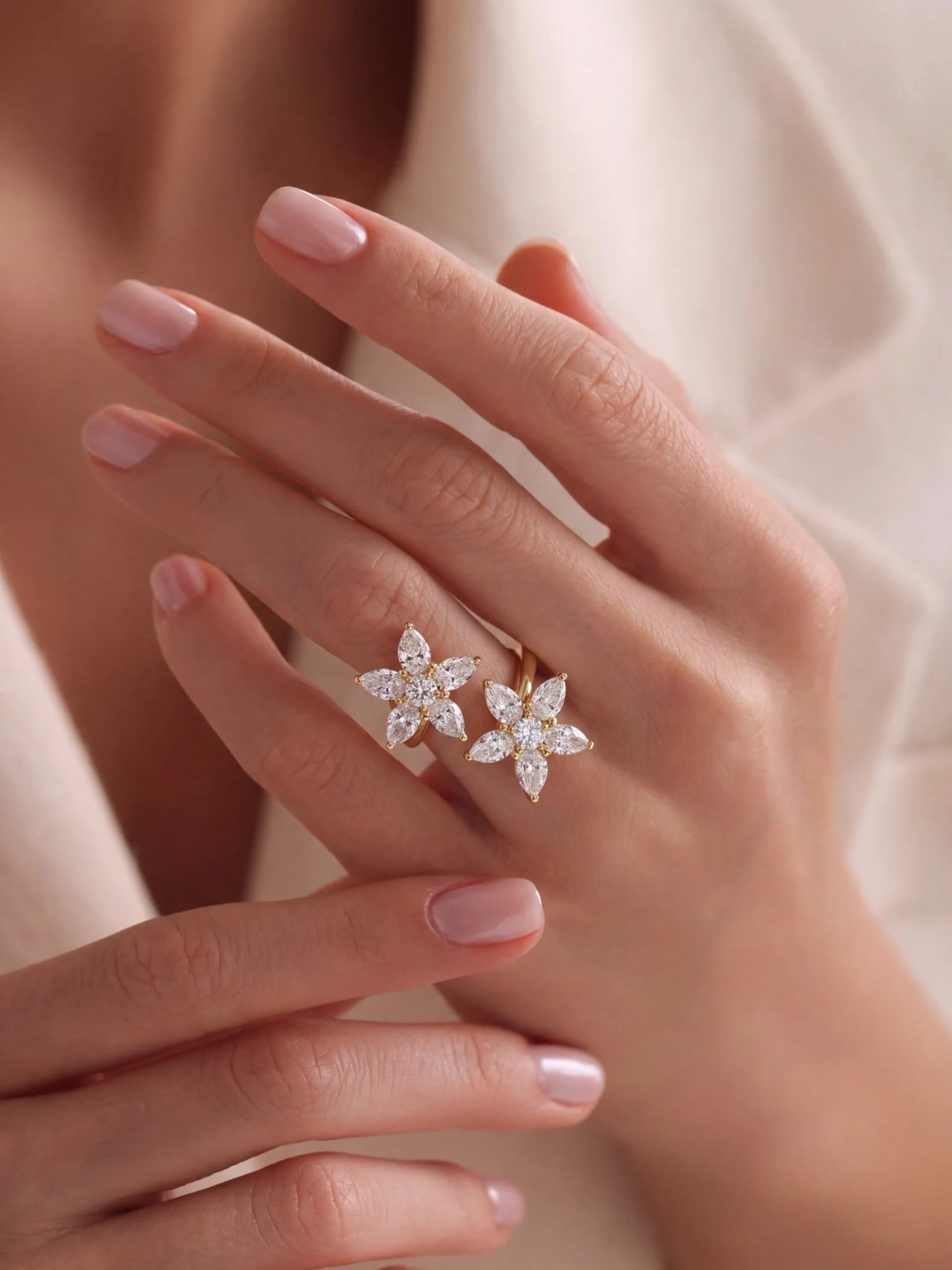 A little floral moment,but make it diamonds💍 

#diamondrings #elegant #floral #pearshape #jewellery