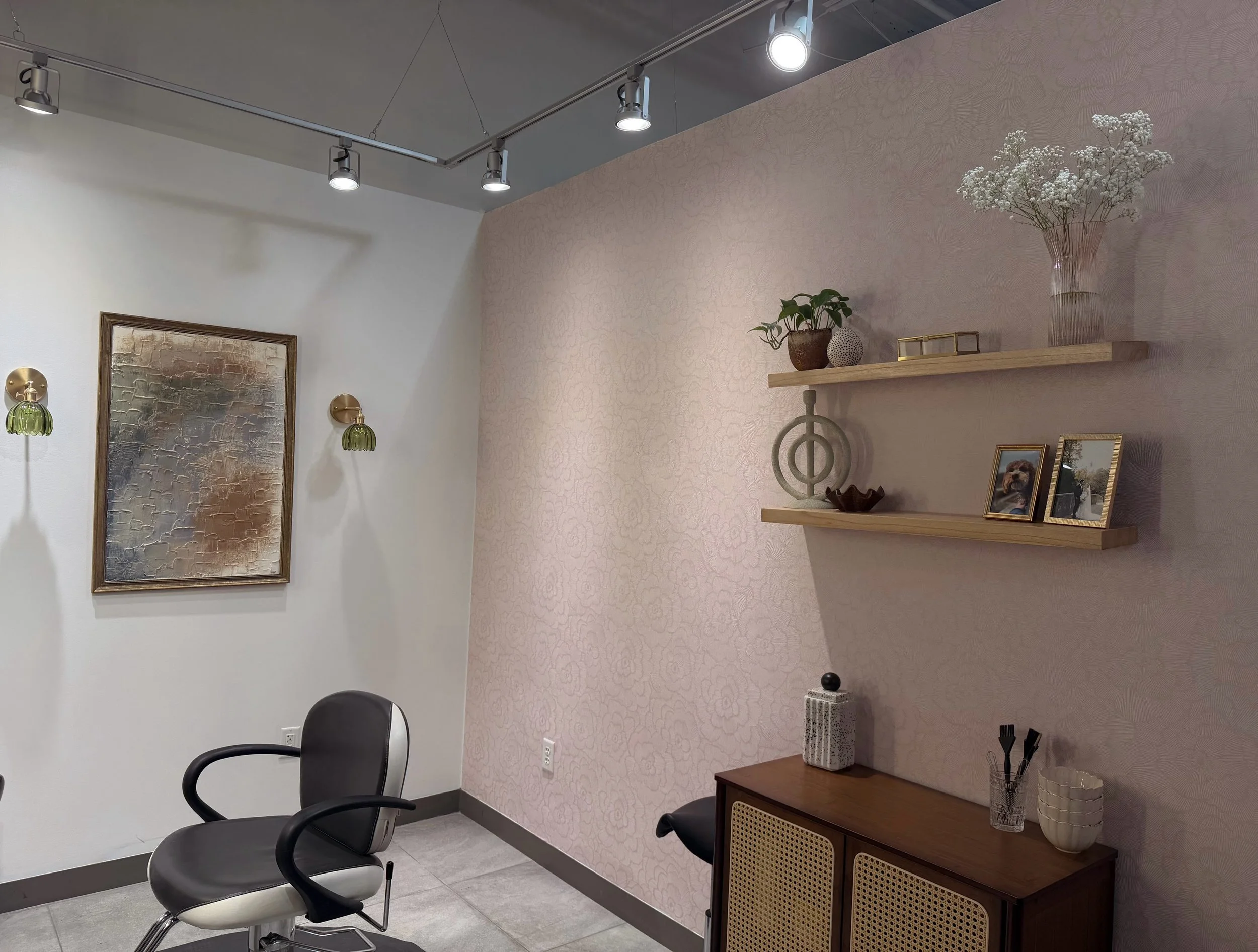Welcome to my home. ✨🤍
A space built with so much love, where every appointment is about creating hair that feels effortlessly you

#cincinnatihair #livedincolor #cincinnatihairstylist