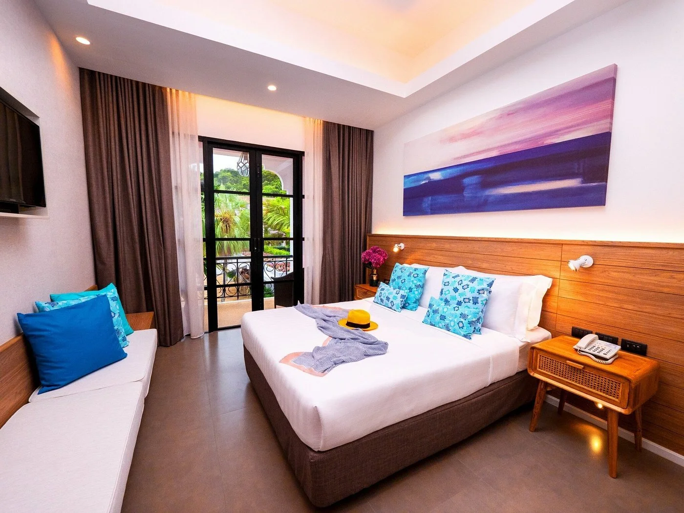 Superior Single Queen Suite