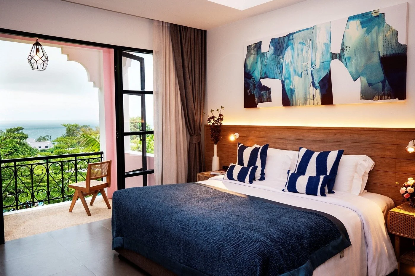 Deluxe Shared King Suite