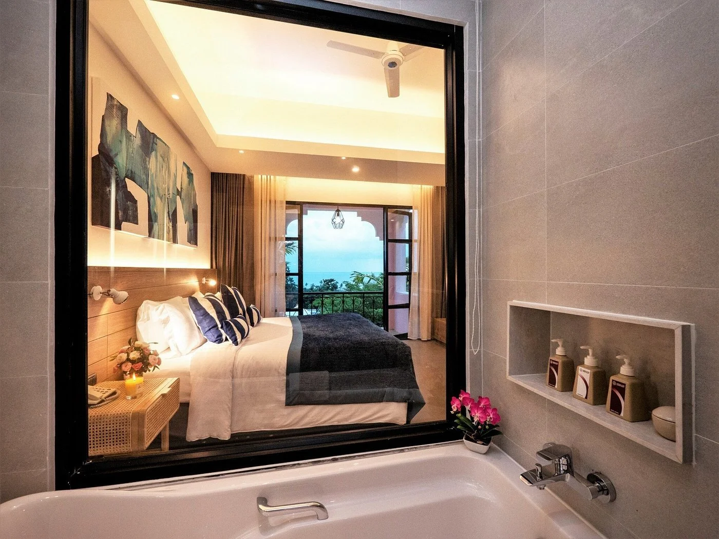 deluxe-sea-view-room (1).jpg