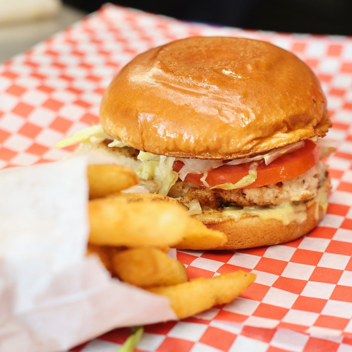 Have you tried our Charbroiled Chicken Sandwich? 

It's a perfectly grilled chicken, atop two crispy buns, served with onion, tomato, shredded lettuce, and smothered in our insanely delicious Wally sauce. Get it with fries for a beautiful combo 🍔 

