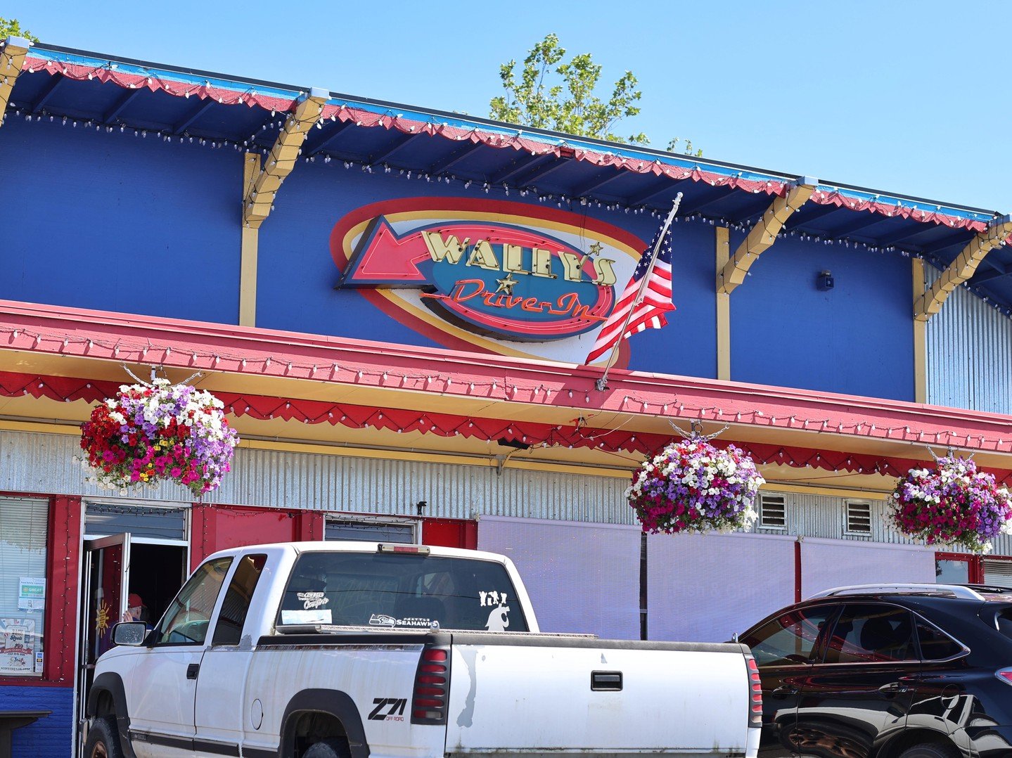 Next time you're out enjoying summertime in Mount Rainier National Park, make sure to swing in to Wally's Drive-In! 

Located just off Hwy 410 in Buckley, we're the ultimate pitstop on your way to or from adventure. 

🏔️ 20 minutes from the Carbon R