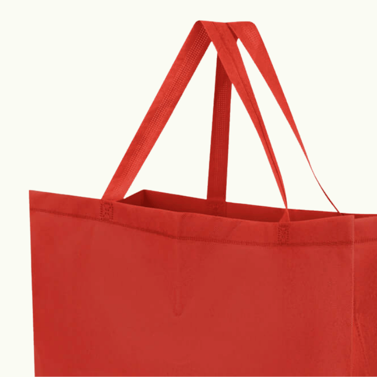 Bolsa de mano grande de color rojo en primer plano.
