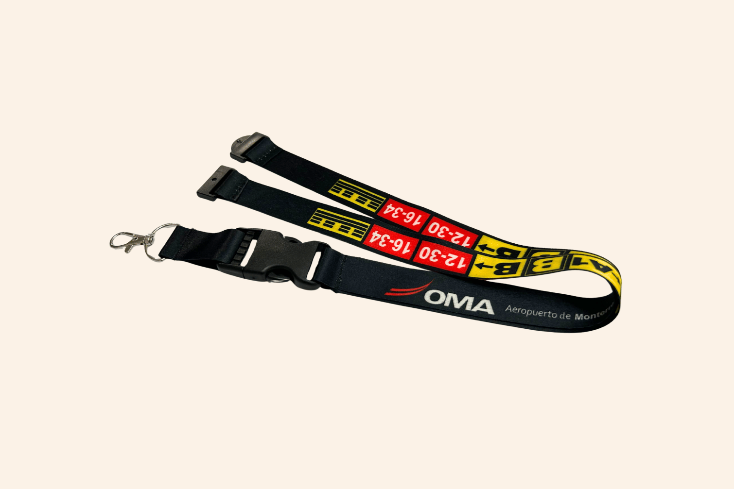 Lanyard personalizado para empresa con logotipo de OMA, utilizado como identificación corporativa y accesorio para personal en entornos aeroportuarios.