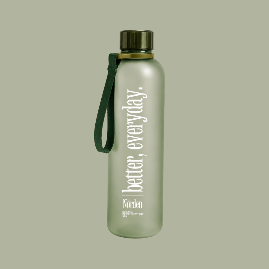 Botella de agua verde con tapa metálica y correa negra, con la frase 'better, every day.' y la marca Norden, en fondo de color verde oliva.