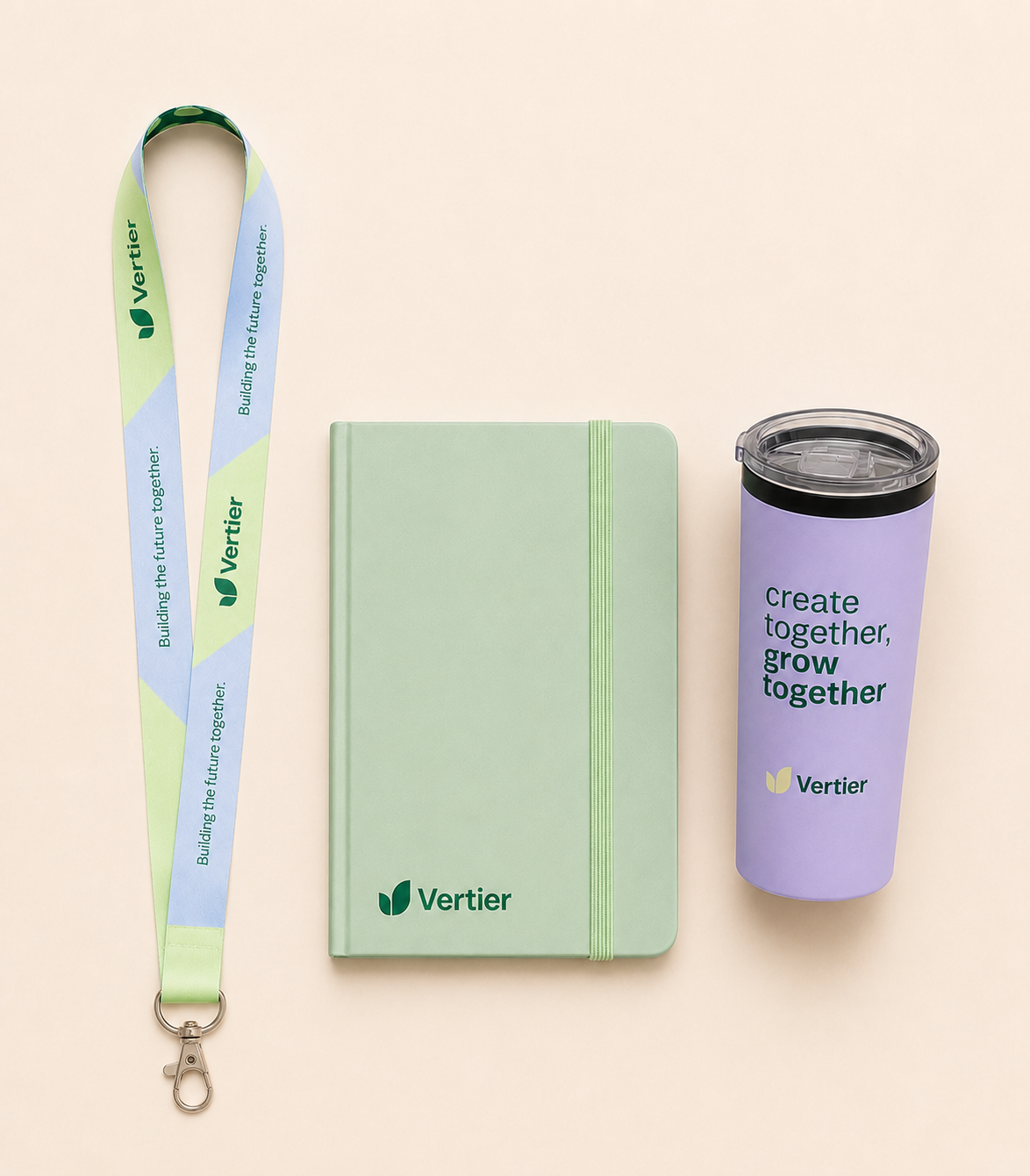 Kit corporativo personalizado con lanyard, libreta y vaso térmico con identidad visual de Vertier, diseñado para fortalecer la conexión de marca y colaboración empresarial.