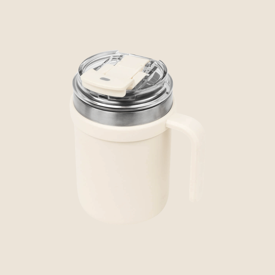 Taza térmica beige con tapa de plástico transparente y herraje metálico.