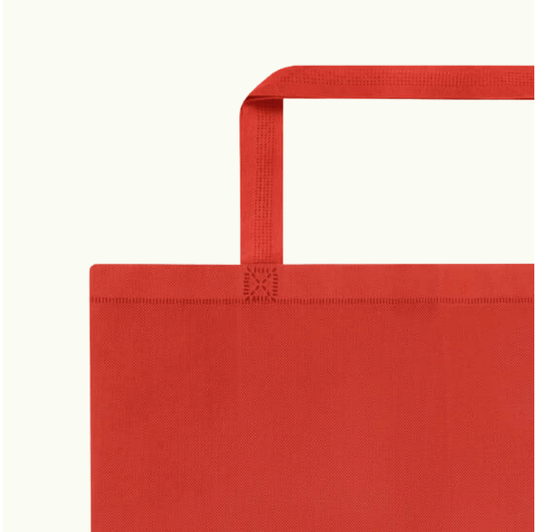 Bolsa de mano grande de color rojo en primer plano.