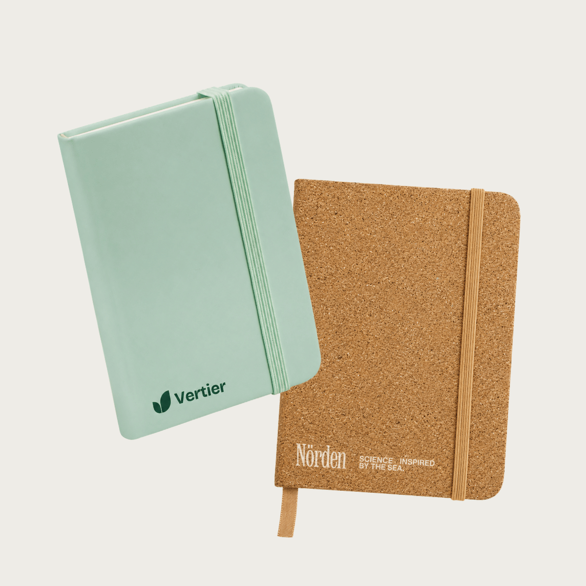 Libretas corporativas personalizadas con cubierta de corcho y acabado premium, personalizadas con los logotipos de Vertier y Norden, ideales para kits corporativos, onboarding de colaboradores y productos de marca para empresas.