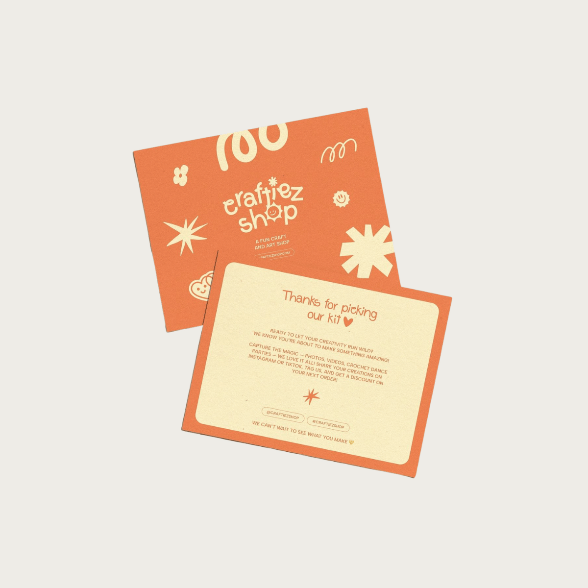 Tarjeta de agradecimiento de la tienda de manualidades 'Craftiez Shop' en tonos naranjas y beige, con textos y dibujos decorativos.