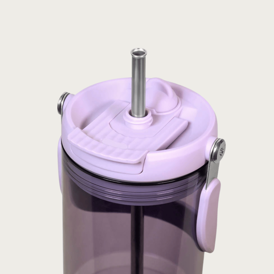 Filtro de agua con tapa blanca y tubo metálico en el centro.