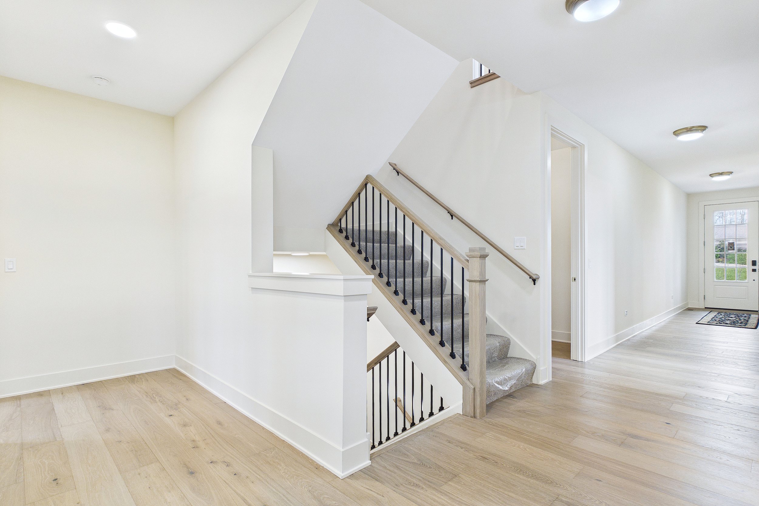 17-Ranch Staircase.jpg