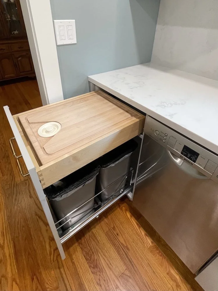 Cutting_board_and_trash_pull_out.jpg