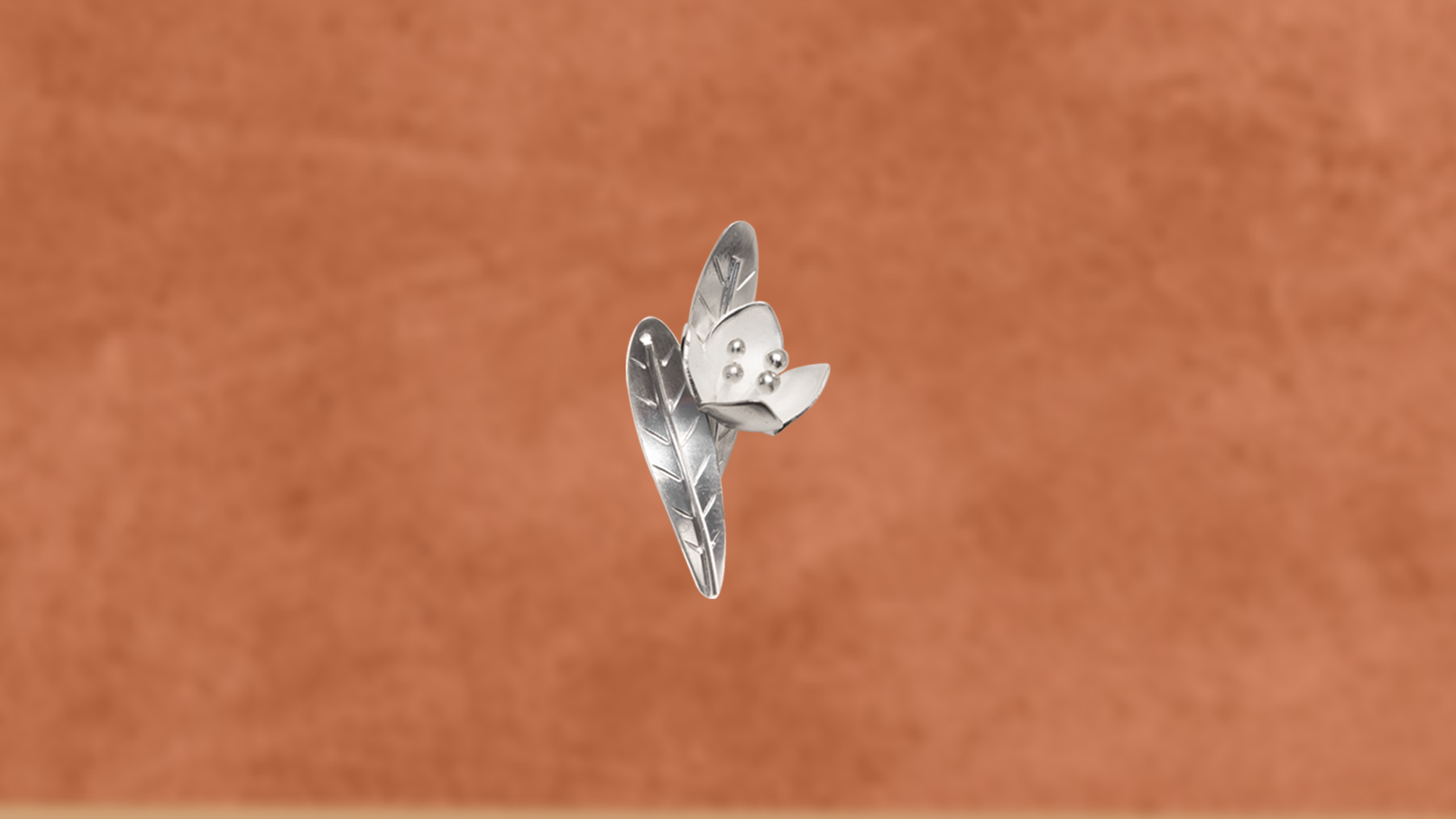Earcuff olivo floreciendo