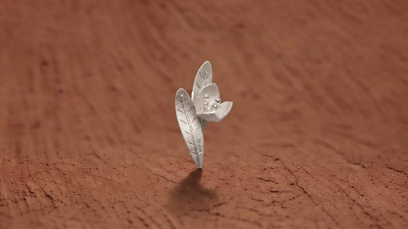Earcuff olivo floreciendo
