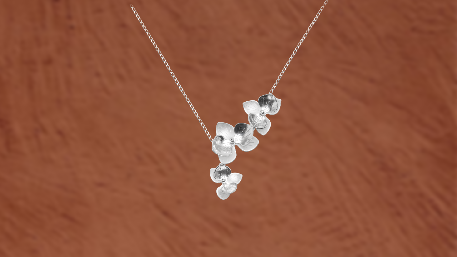 Collar orquídea asimétrico