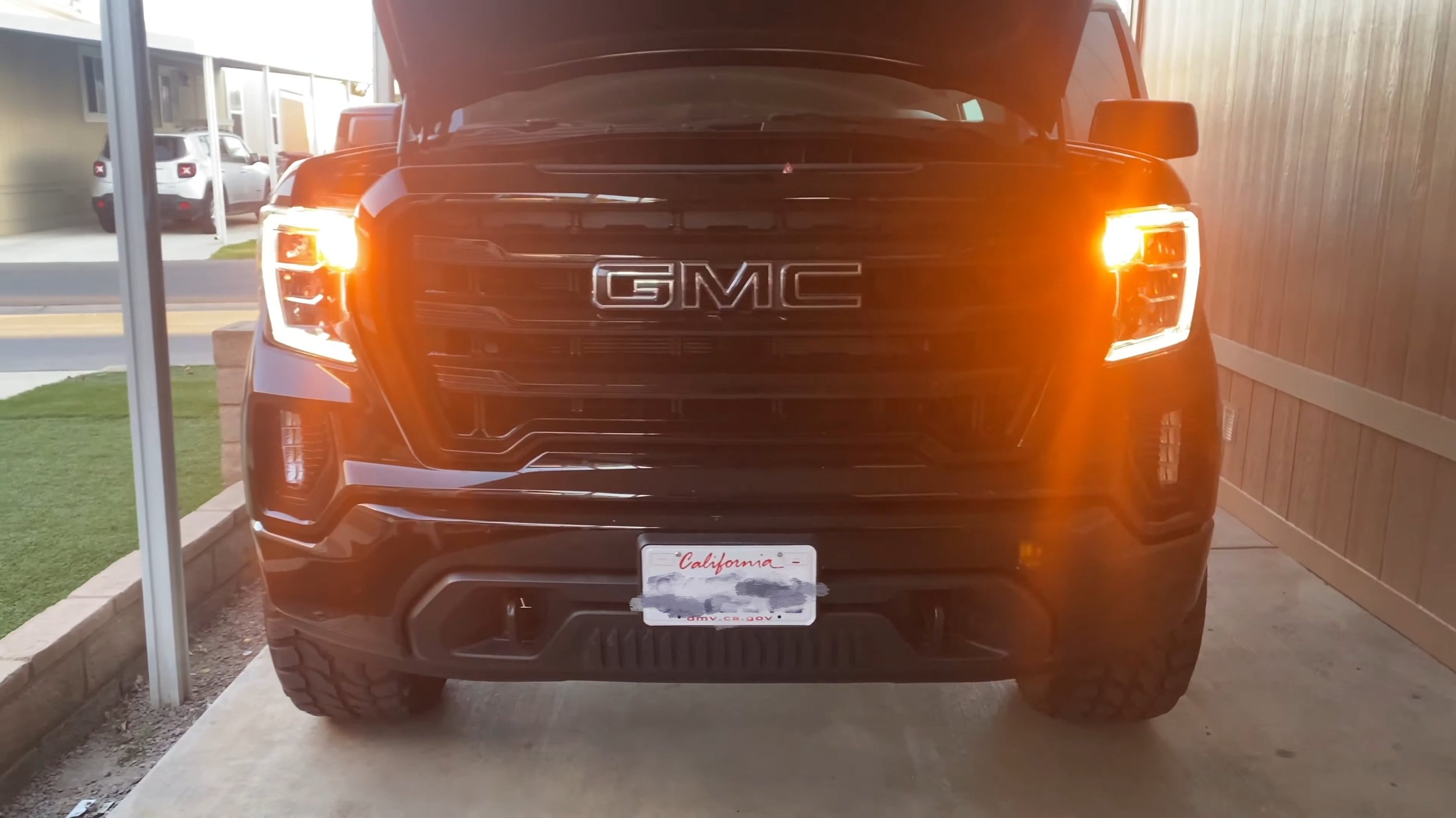 2020-GMC-Sierra-1500-7443-front-turn-signal-light.jpg