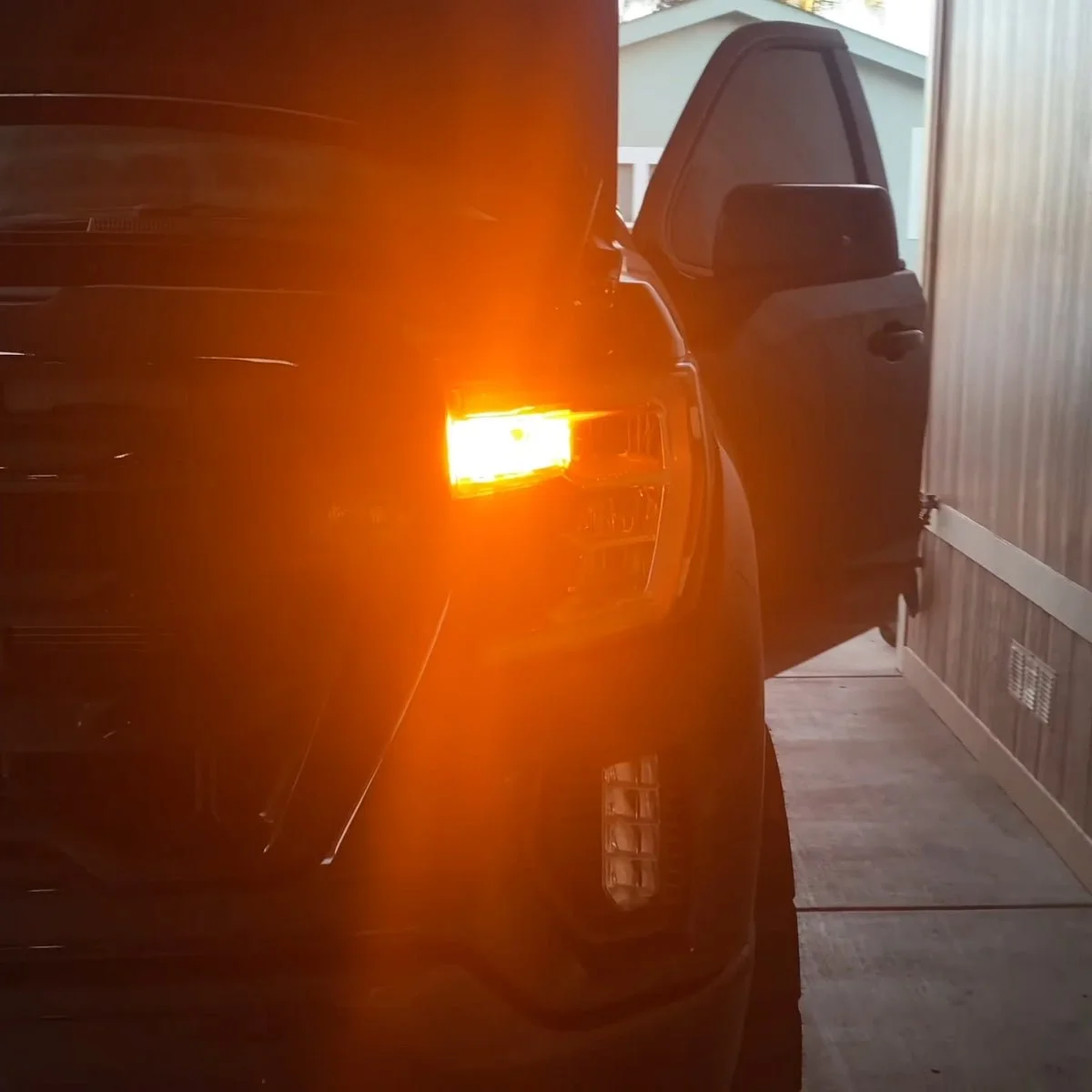2020-GMC-Sierra-7443-front-turn-signal-light.jpg