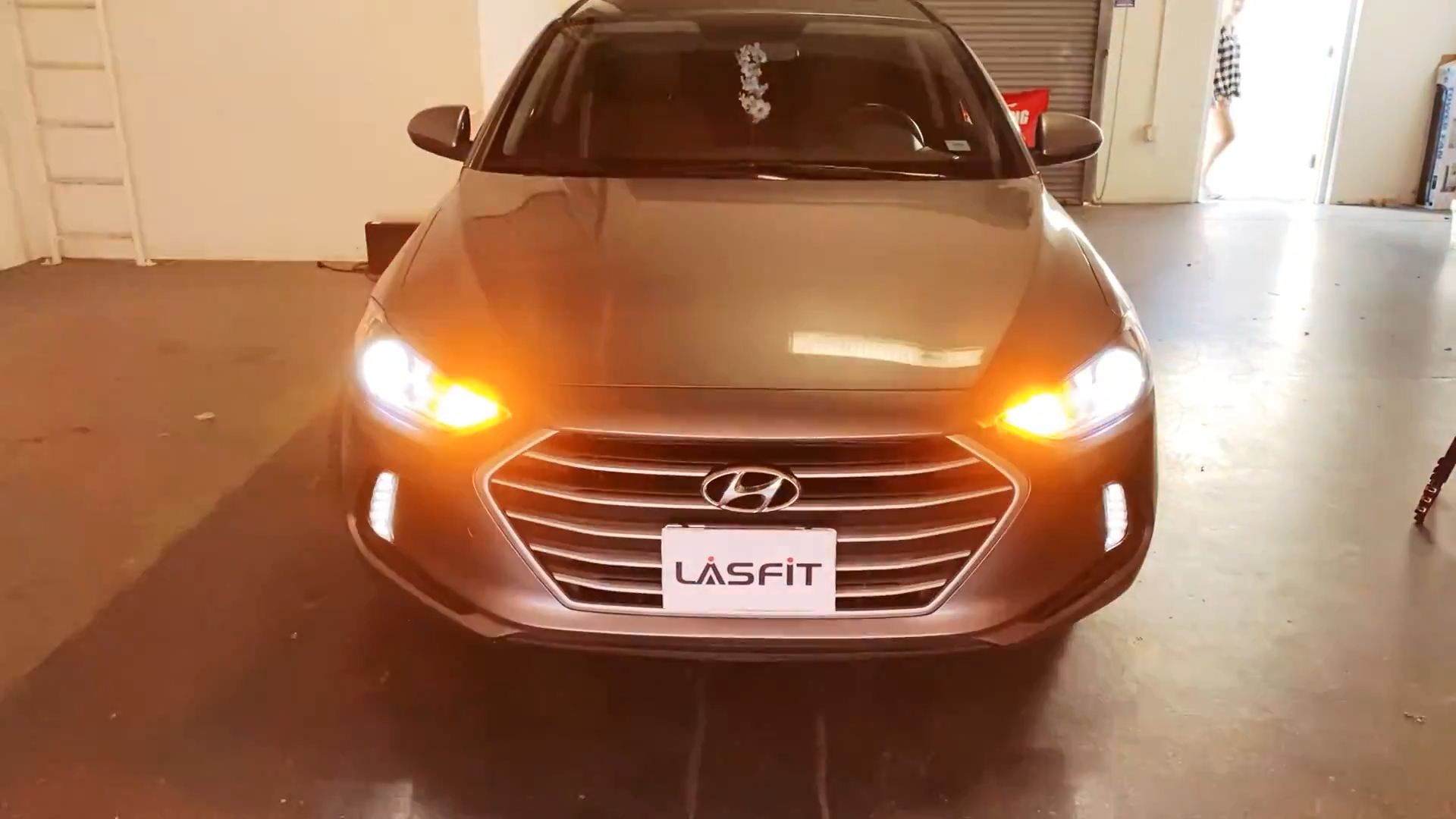 2018-Hyundai-Elantra-1157-front-turn-signal-light.png