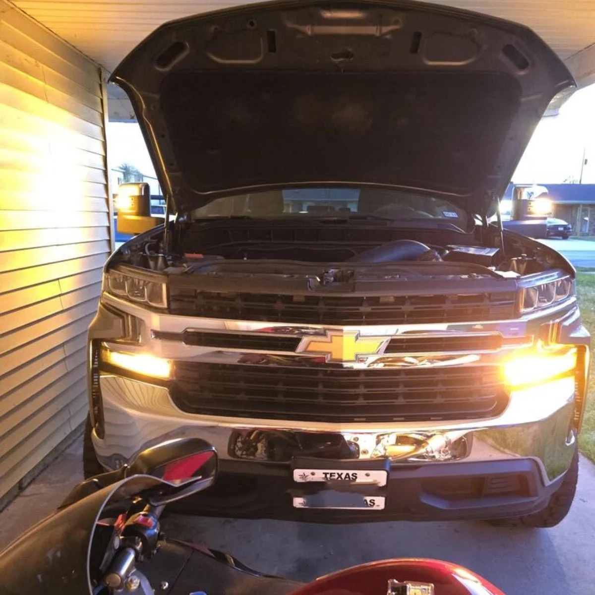 2019-Chevy-Silverado-1500-7443-front-turn-signal-lights.jpg