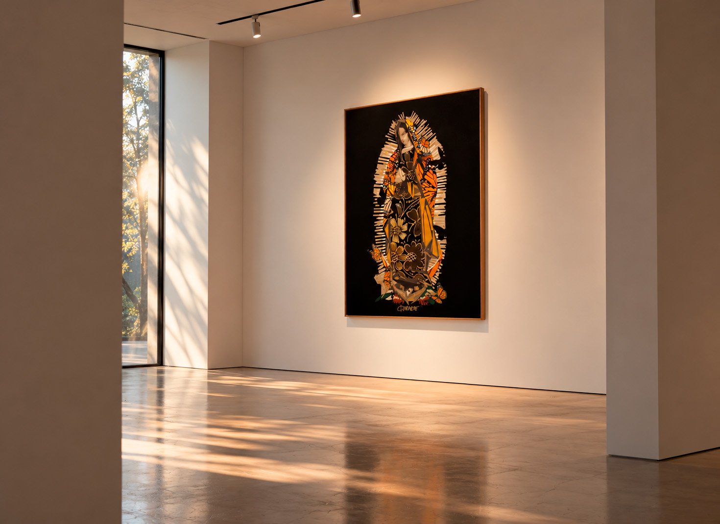 Obra de arte contemporáneo de Fer Quirarte inspirada en la Virgen de Guadalupe, con elementos florales y una composición en tonos negros, dorados y anaranjados, exhibida en una galería.