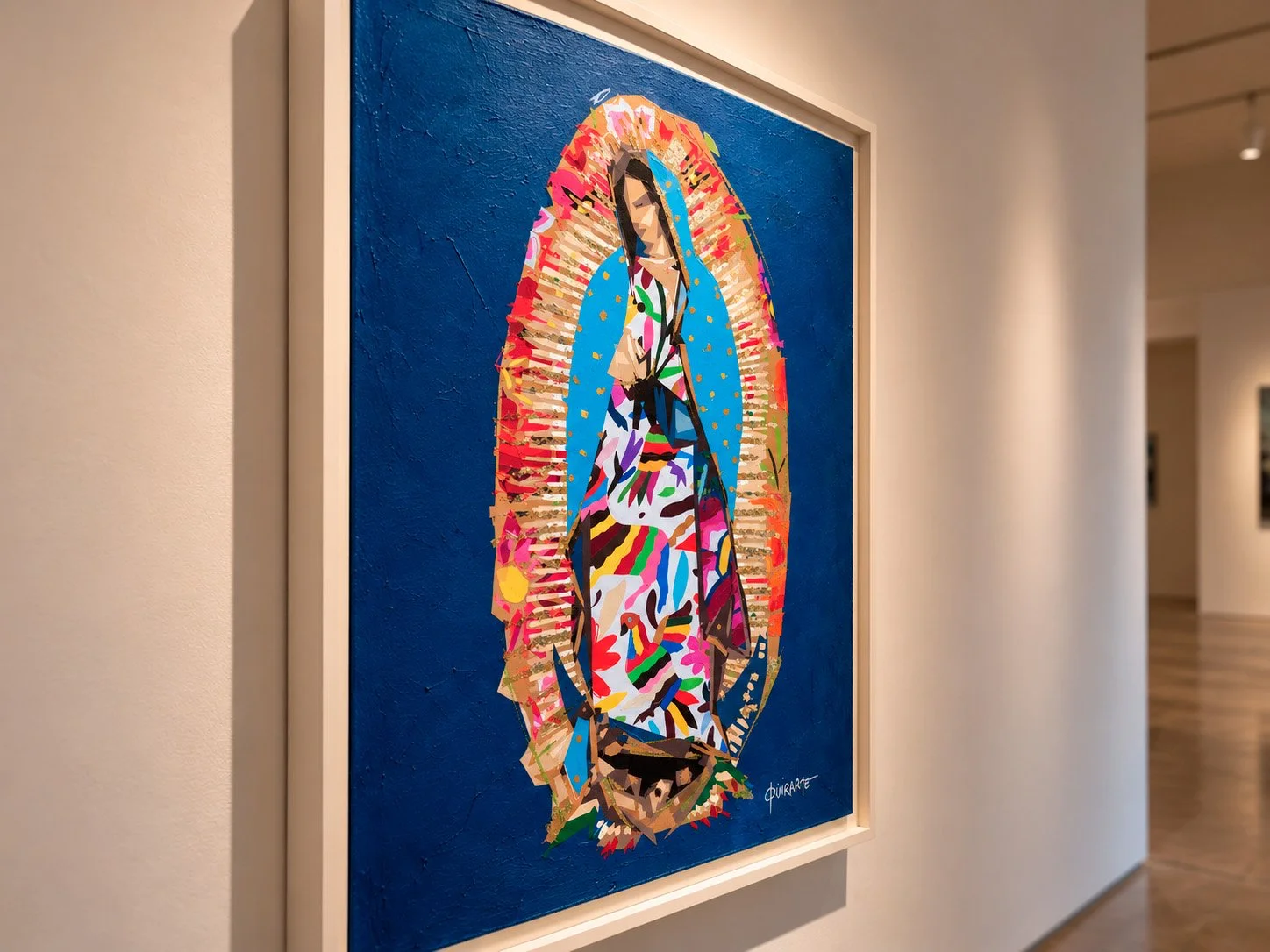 Obra de Fer Quirarte inspirada en la Virgen de Guadalupe, reinterpretada mediante una composición de colores vibrantes sobre fondo azul, exhibida en una galería de arte.