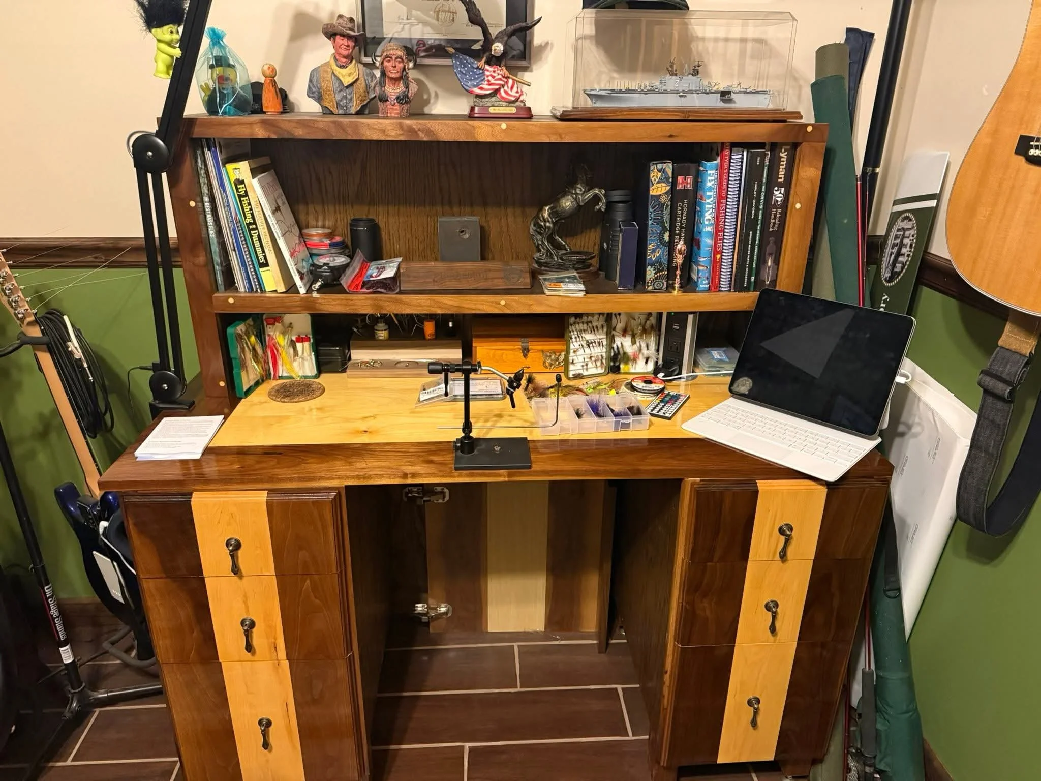 Desk.jpg