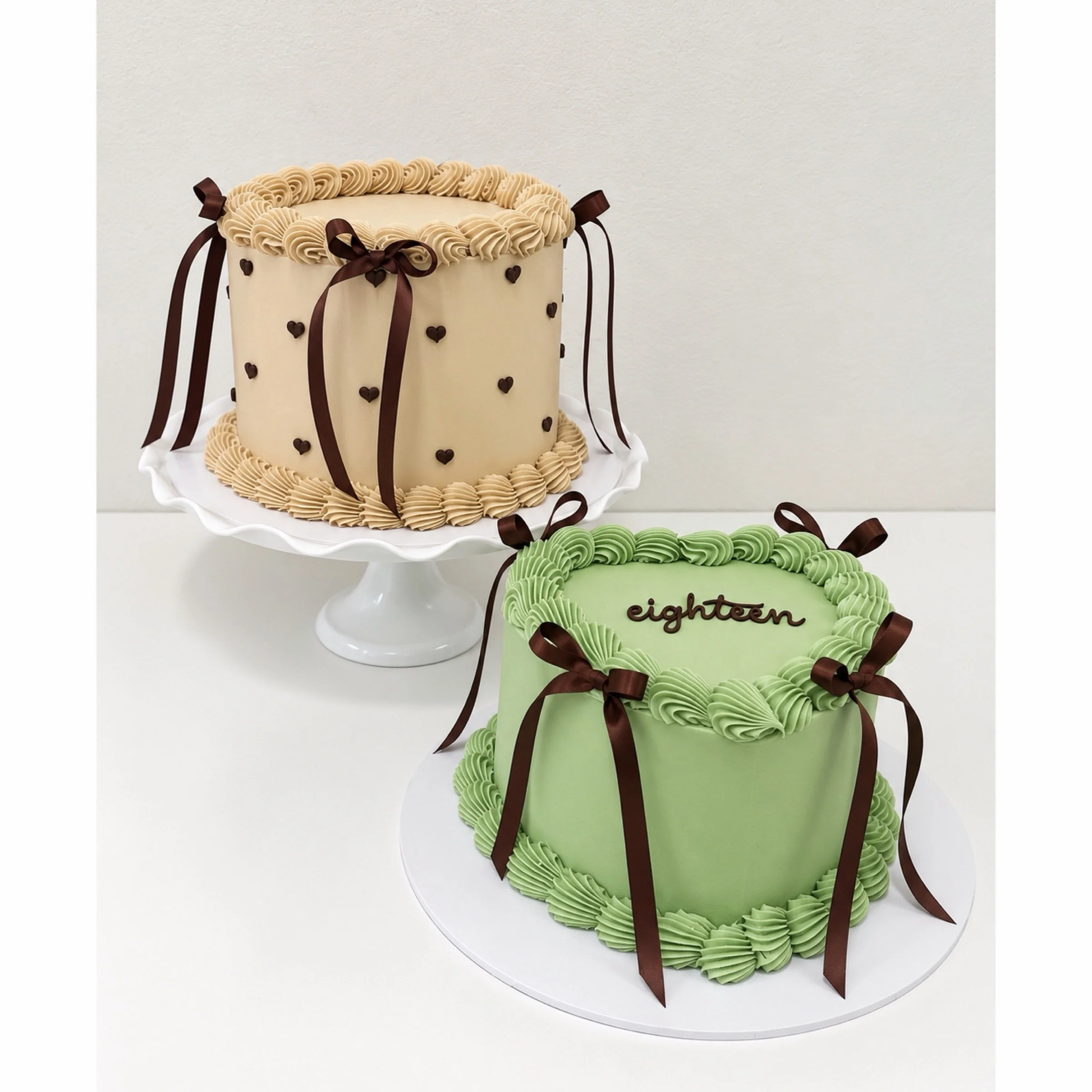 Chocolate brown bows and piped details🤎

#biancascakery #brownbows #cakeideas #cakeinspiration #pipingcakes