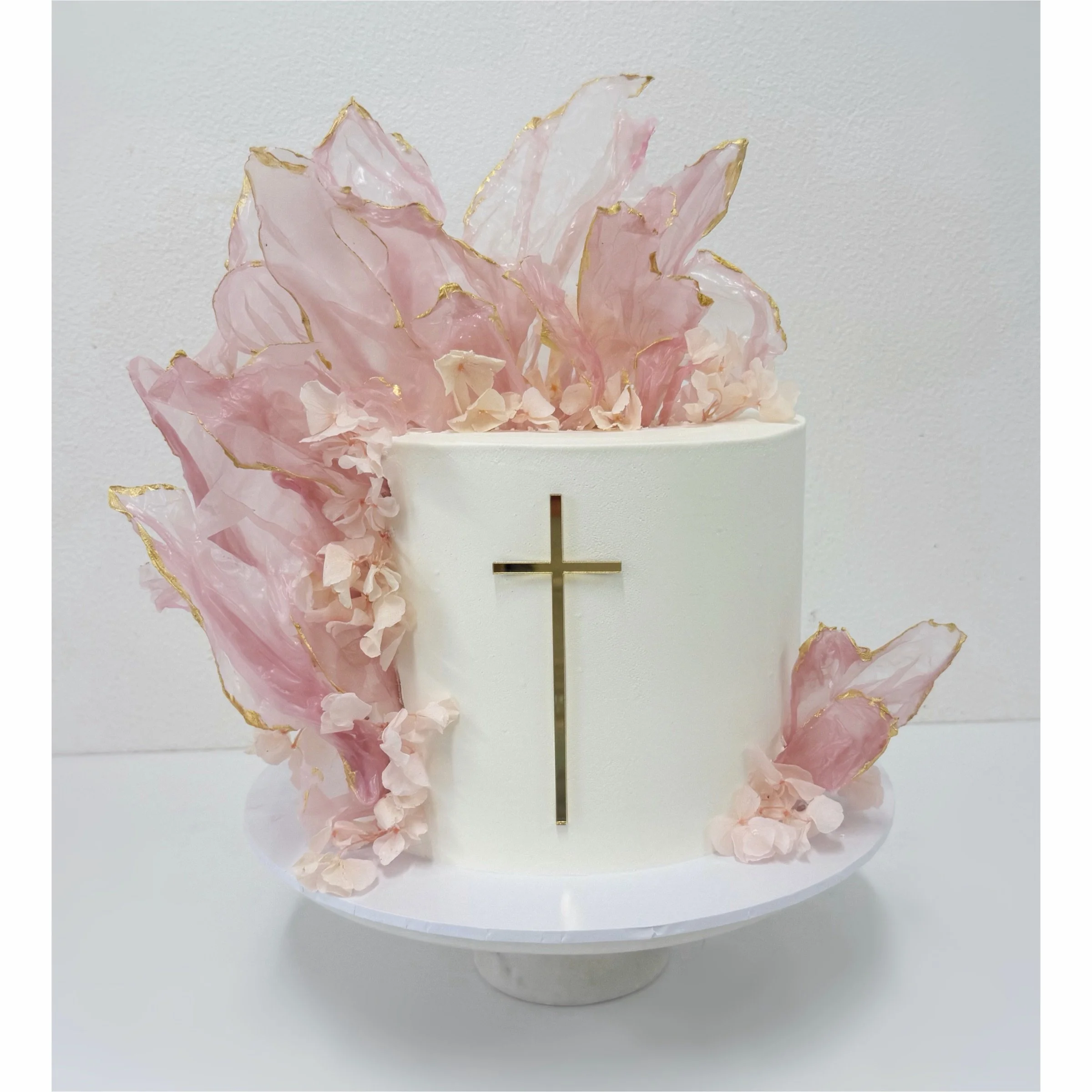 Pink petals and Golden details !! 🩷✨

#biancascakery #cake #cakedecorating #baptismcake #cakestyle