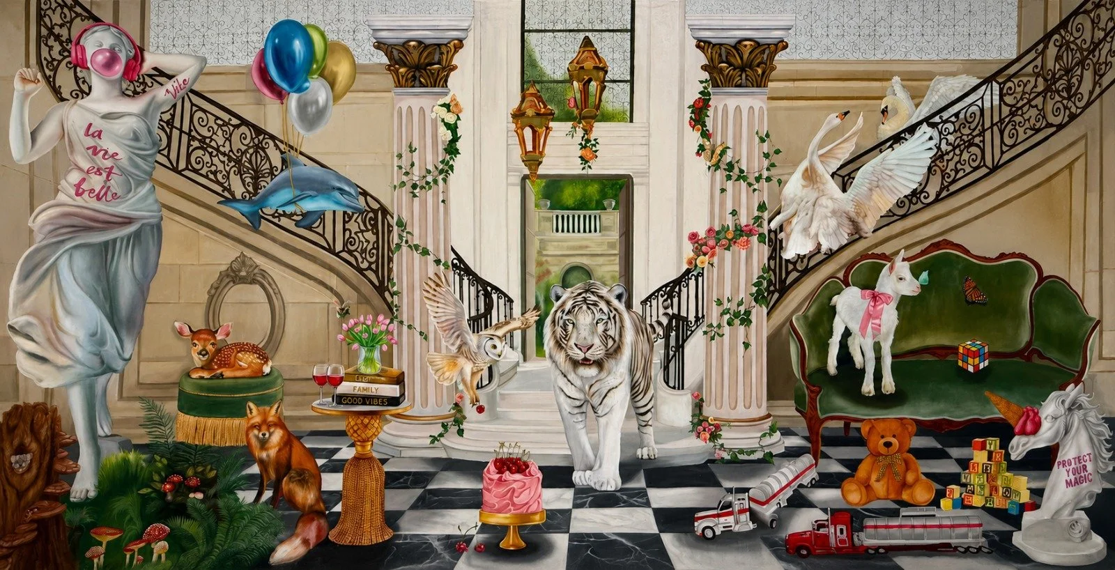 Interior decorada con figura de estatua femenina con auriculares y globos, animales como tigre, ciervo, cisnes, unicornio y gatos, decoraciones florales, un pastel en el suelo, y un tren de juguete con bloques