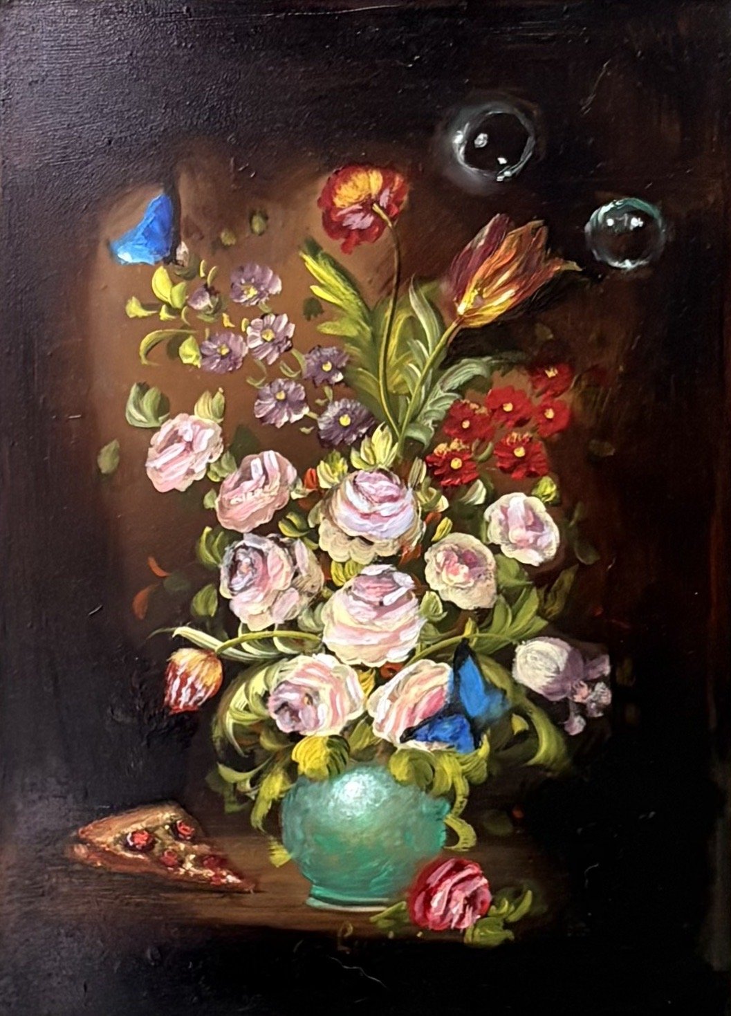 Pintura de flores en un jarrón con mariposas y notas musicales en fondo oscuro.