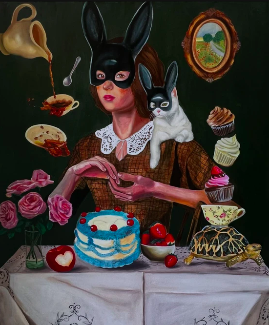 Una mujer con máscara de conejo negro y otra con máscara de conejo blanco, rodeadas de objetos: pastel, cupcakes, tazas, flores, y una tortuga, en un escenario de comida y decoración