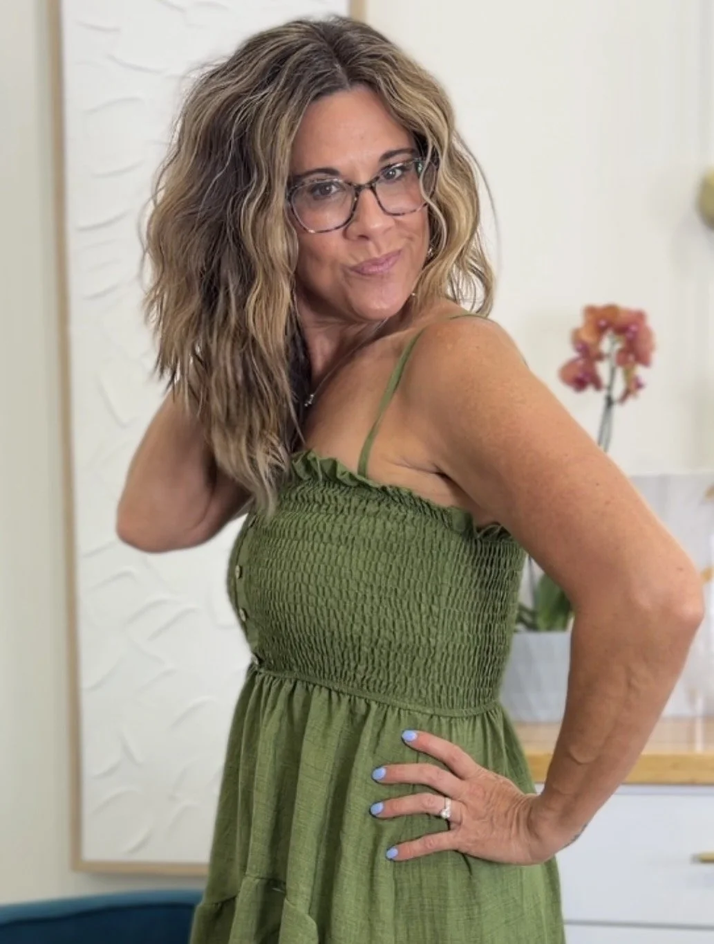 hair stylist wo specializes in hair extensions and hair loss solutions