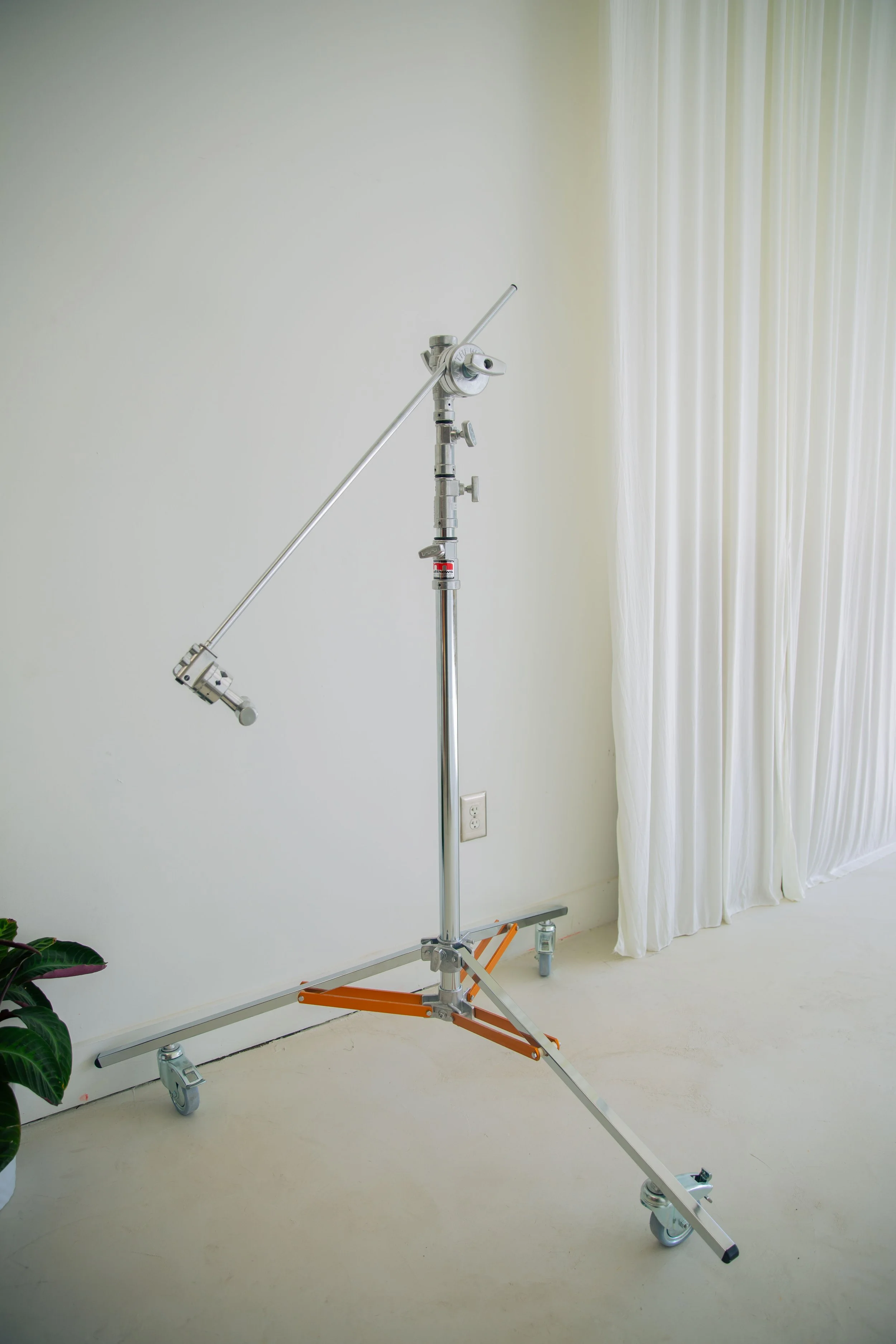 Matthews Medium Overhead Roller C-Stand (14')