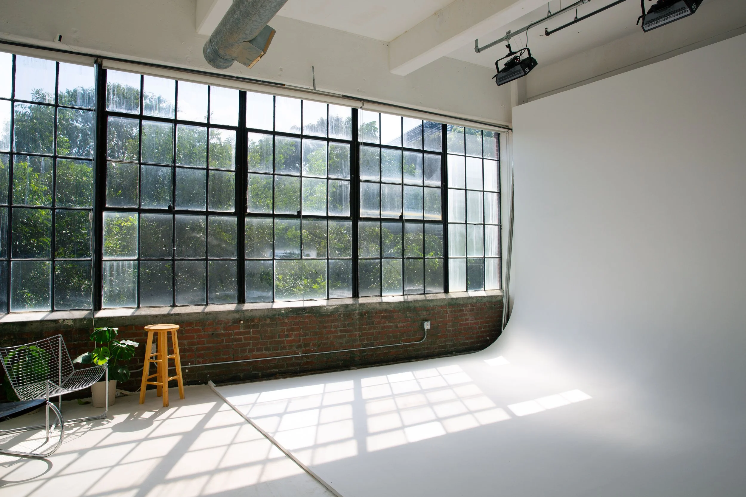 22 ft of industrial factory west-facing windows that fill the studio with soft natural sunlight