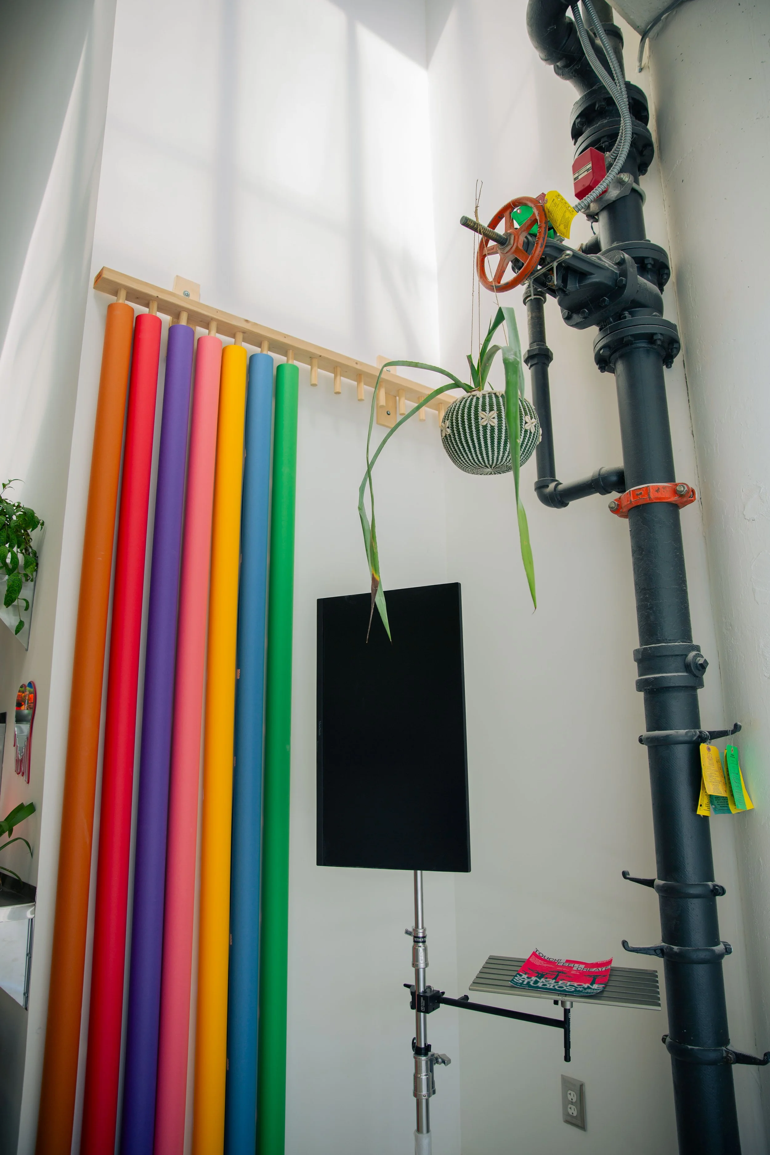 Colored seamless backdrops & tethering monitor + station